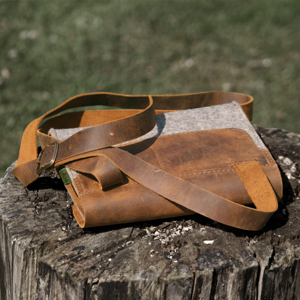 Rückansicht Filztasche mit Lederriemen auf Holzpfosten