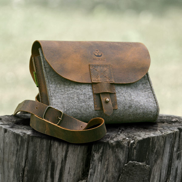 Filztasche Drückerchen auf Holzpfosten