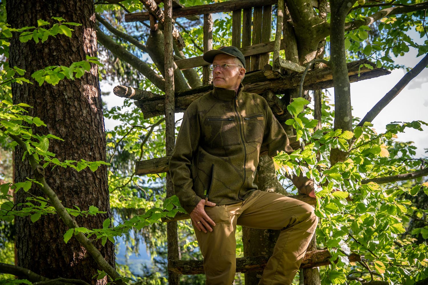 Jäger auf Hochsitzleiter