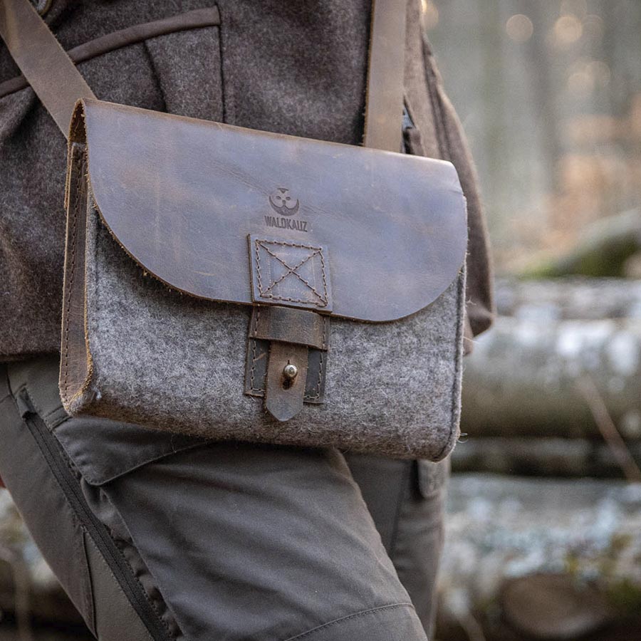 umgehängte kleine Filztasche