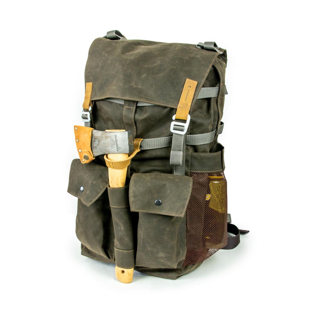 Rucksack Bushmann leicht seitlich mit Axt