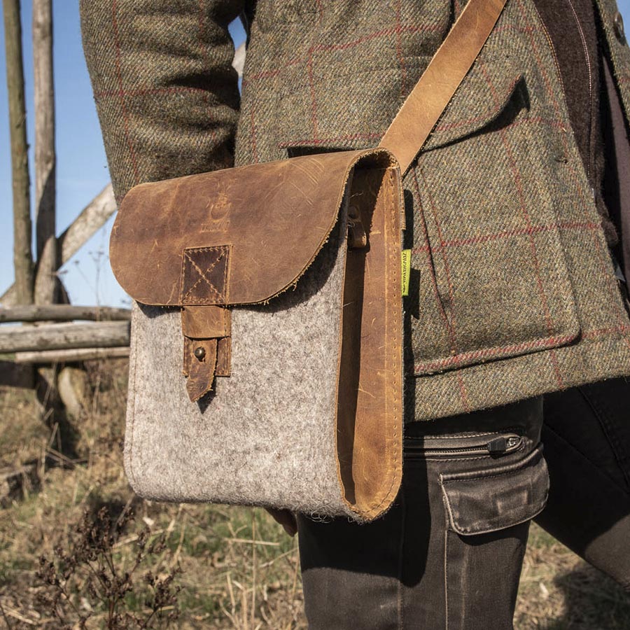 Filz-Jagdtasche umgehängt