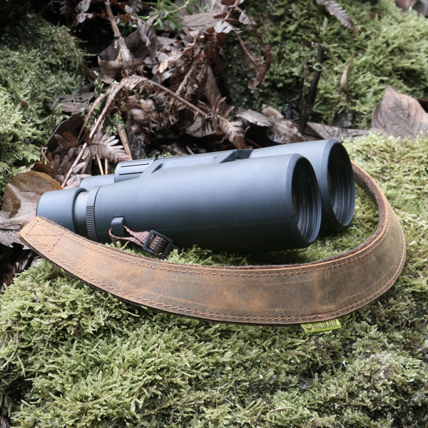 Fernglas mit Riemen Sinus auf Moos liegend