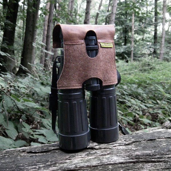 Fernglasschutz an Fernglas im Wald